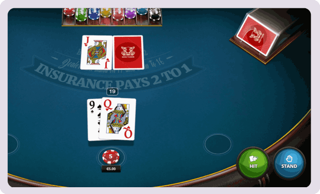Ensimmäisen jaon kortit blackjack-pöydässä.